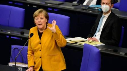 Merkel pidió 'perdón' por haber intentado endurecer las restricciones contra el covid-19 en Alemania en la semana de Pascuas, con el cierre de comercios y oficios religiosos./AFP.