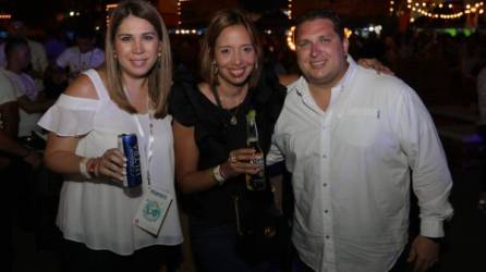 Carolina Perezdiez, Paola Bondy y Eduardo Romero en el concierto de Fonseca.