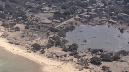 Las primeras imágenes de Tonga tras la explosión de un volcán que desató un tsunami mostraron el martes la devastación en este archipiélago del Pacífico, cubierto por las cenizas y con importantes daños por las marejadas.