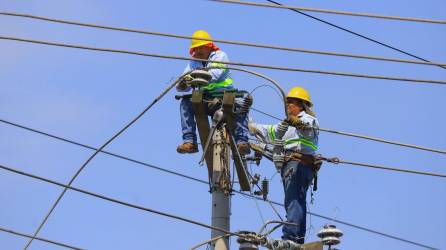 Técnicos de la Enee revisan problemas de energía en San Pedro Sula.