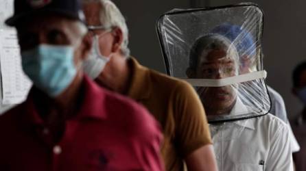 Zaul Ortega, de 53 años, se cubre el rostro con una bolsa plástico mientras hace fila para comprar en un supermercado durante la pandemia del coronavirus, en Ciudad de Panamá (Panamá). EFE/Bienvenido Velasco/Archivo