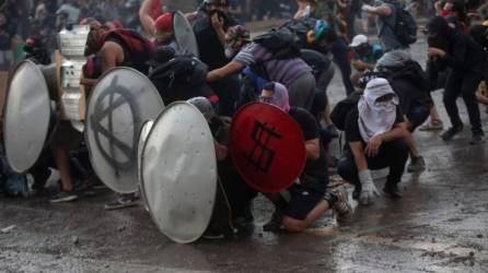 Manifestantes se enfrentan a carabineros durante una violenta jornada en Chile./AFP.