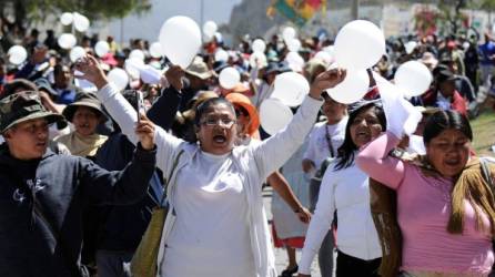 People demonstrate with white balloons during a protest against a civic strike called by the opposition against the result of the October 20 election in La Paz, on October 29, 2019. - Bolivia said Wednesday it has agreed to a binding outside audit of disputed election results that gave a fourth term to President Evo Morales, triggering cries of fraud and rioting. The review of the October 20 vote count will be conducted by the US-based Organization of American States, and could start as soon as Thursday, Foreign Minister Diego Pary said. (Photo by JORGE BERNAL / AFP)