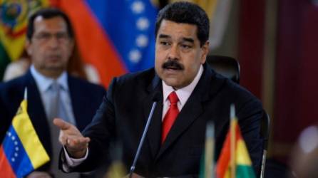 Maduro intenta enfrentar crisis en Venezuela con 'políticas del nuevo comienzo' económico.