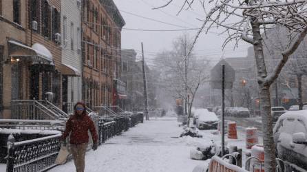 Nueva York amanece con una fuerte nevada este martes.