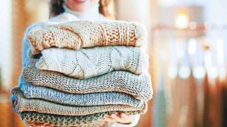 La ropa de fibras naturales como la lana no debería lavarse seguido, acumulan suciedad rápido. Usa una camiseta debajo del suéter.