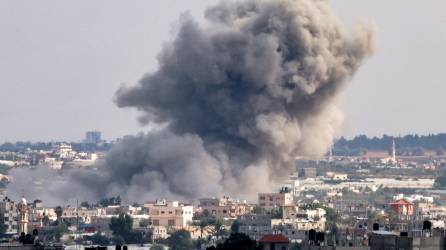Fotografía muestra los bombardeos del Ejército de Israel en la ciudad de Gaza.