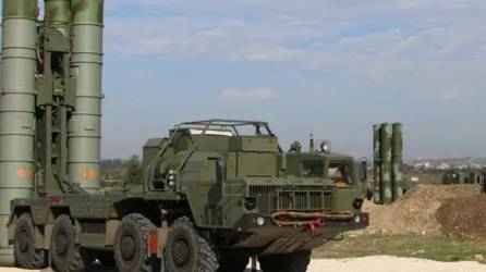 Foto referencial de una pieza del sistema S-400 antiaérea. AFP