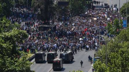 Militares buscan dispersar una masiva protesta en Santiago de Chile./AFP.