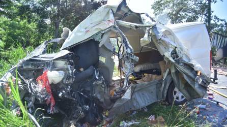 El microbus de una empresa de abarrotes, quedó severamente destruido tras el fuerte impacto con la rastra. El cadáver del motorista Heriberto Rauda quedó a un costado del vehículo que conducía, meintras que su ayudante Roger Edgardo Rodríguez murió en el hospital.