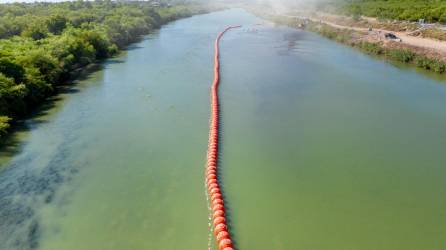 Una barrera de boyas fue instalada por orden del Gobierno de Texas en el Río Bravo.