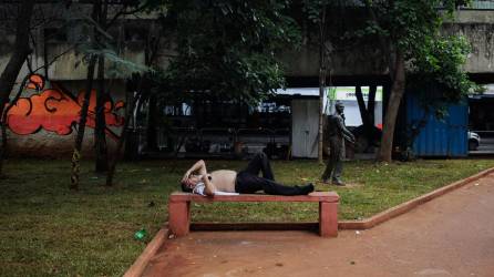 Brasil enfrenta una nueva <b>ola de calor</b>, y esta vez, <b>Río de Janeiro</b> está en el epicentro. El sábado, las playas se llenaron de personas y sombrillas que buscaban refugio en el mar durante el día más caluroso registrado en <b>Guaratiba</b>.