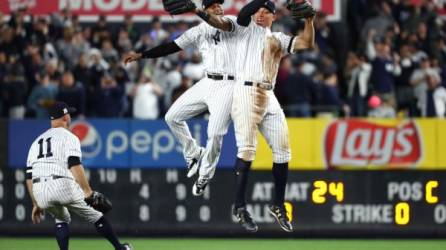 Aaron Judge (99) celebra con Aaron Hicks (31) y Brett Gardner (11) luego de derrotar a los Mellizos de Minnesota.