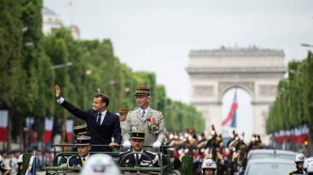 El mandatario francés encabezó el desfile militar en los Campos Elíseos de París. AFP