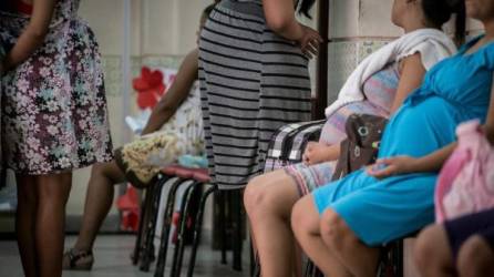Adolescentes embarazadas esperan atención médica en una sala de hospital en Honduras.
