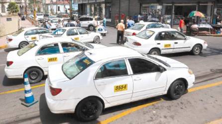 Los taxistas dejaron de laborar y tomaron calles en varios puntos del país. En SPS el transporte operó con normalidad.