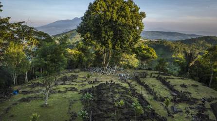 Un geólogo sísmico dice que Gunung Padang en Indonesia fue esculpida por humanos hace 27 mil años.