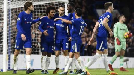 WOL001. London (United Kingdom), 30/12/2017.- Chelsea's Willian (2-L) celebrates with teammates after scoring during the English Premier League soccer match between Chelsea and Stoke at Stamford Bridge Stadium in London, Britain, 30 December 2017. (Londres) EFE/EPA/WILL OLIVER EDITORIAL USE ONLY. No use with unauthorized audio, video, data, fixture lists, club/league logos or 'live' services. Online in-match use limited to 75 images, no video emulation. No use in betting, games or single club/league/player publications