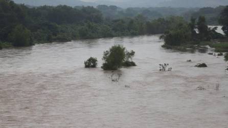 Habitantes están en zozobra en el departamento de Valle, debido a la crecida del caudaloso río Nacaome.