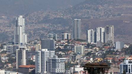 Foto que muestra los edificios de Tegucigalpa y los cerros poblados de fondo.