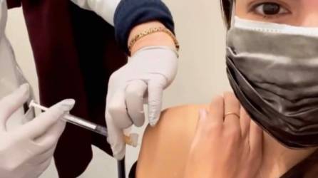 La estrella demócrata, Alexandria Ocasio, transmitió por Instagram el momento en que recibió la vacuna de Pfizer./Instagram.