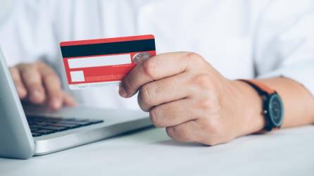 Concepto de compras en línea de negocios. La gente compra y paga con tarjeta de crédito.