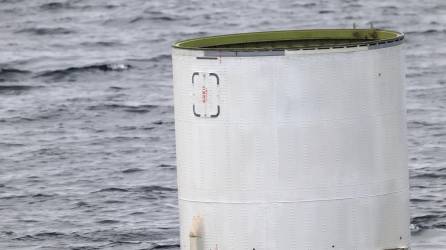 El ejército surcoreano recuperó fragmentos del cohete norcoreano en el mar Amarillo.