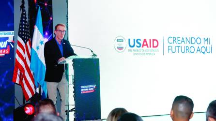 Kenneth MacLean, director de Usaid, habló sobre la importancia de las alianzas con el sector privado. Empresarios y representantes de organizaciones fueron reconocidos por su aporte al programa “Creando mi futuro aquí”. Fotos: Moisés Valenzuela.