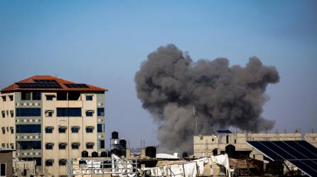 Israel mantiene los bombardeos sobre el sur de la Franja de Gaza tras tomar el control de Rafah, paso fronterizo con Egipto.