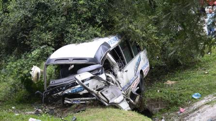 Fotografía muestra la escena del accidente en el que un conductor de un bus perdió la vida en Choloma, Cortés.