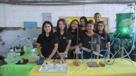 Las estudiantes de primero de bachillerato presentaron con entusiasmo su proyecto de bioetanol, mismo que en el mes de agosto ganó el primer lugar durante una competencia a nivel colegial que se realizó en la Universidad Pedagógica.