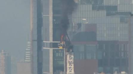 Video: Una grúa se incendió y se derrumbó en Nueva York