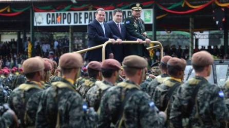 El mandatario Juan O. Hernández participó hoy de la ceremonia de ascensos junto al secretario Samuel Reyes y el Jefe de las Fuerzas Armadas.