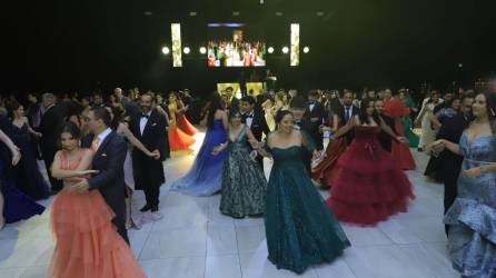 Padres de familia bailaron con sus hijos en una memorable presentación.