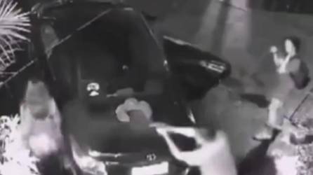 En el video se ve que la pareja está a punto de subirse a un vehículo negro y el amante es sorprendido a balazos.