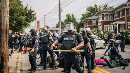 Violentas protestas y enfrentamientos con la policía se registraron esta tarde en Louisville (Kentucky, EEUU) poco después de que la fiscalía desestimara acusar de asesinato a los policías involucrados en la muerte de la mujer negra Breonna Taylor en su apartamento en marzo pasado.