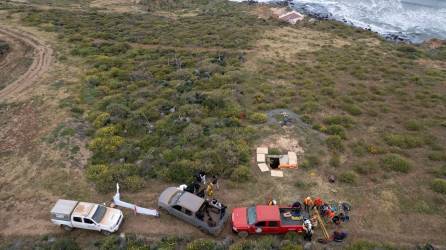 Las autoridades mexicanas hallaron los restos de tres personas en un pozo en el mismo lugar donde desaparecieron los surfistas extranjeros.