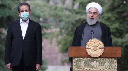 Una foto del folleto proporcionada por la presidencia iraní el 18 de marzo de 2020 muestra al presidente Hassan Rouhani (R) presidiendo una reunión de gabinete junto al vicepresidente Eshagh Jahangiri en la capital, Teherán.