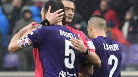 Referee Fabrizio Pasqua comforts Fiorentina's midfielder and new captain Milan Badelj, on March 11, 2018 at the end of the Italian Serie A football match Fiorentina vs Benevento at the Artemio Franchi stadium in Florence. Fiorentina's captain Davide Astori likely died on March 4, 2018 in his hotel room from a cardiac arrest linked to the slowing of his heart rate following the initial results of his autopsy. / AFP PHOTO / Claudio Giovannini