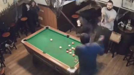 Imagen del video cuando le dispar a su amigo mientras jugaban billar.