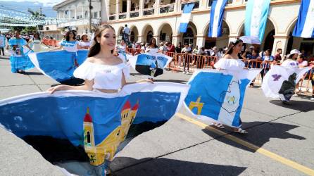 Los estudiantes ceibeños, lucieron sus mejores galas durante las marchas desarrolladas en la avenida San Isidro de La Ceiba.