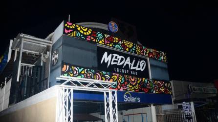Bar de San Pedro Sula cerrado durante la noche por el toque de queda.
