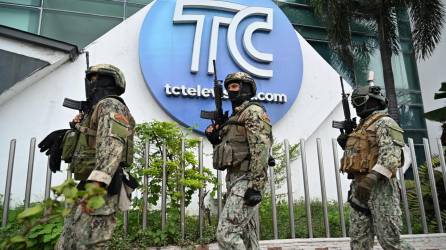 Militares custodian el canal de televisión que fue tomado por un comando armado el pasado martes en Guayaquil.