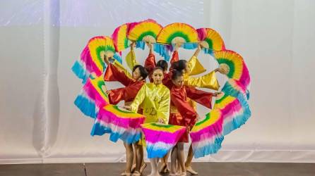 La Academia de danza Dance With Me brilló con sus coloridos trajes y su dinámica presentación.