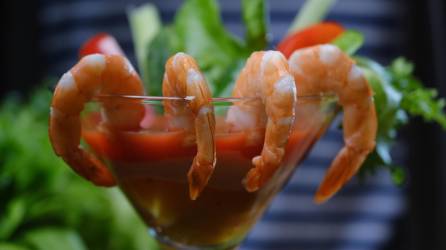 El cóctel de camarones es una preparación fresca y plena de los sabores de la estación más prendida del año.