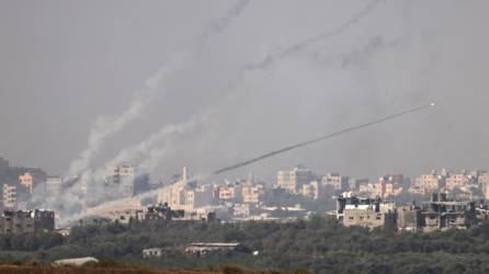 Una fotografía tomada desde la ciudad de Sderot, en el sur de Israel, muestra cohetes disparados hacia Israel desde la Franja de Gaza el 23 de octubre de 2023, en medio de las batallas en curso entre Israel y el grupo palestino Hamas.