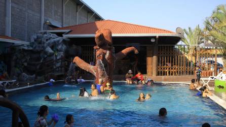 Los sampedranos ya disfrutan de las piscinas de los hoteles y restaurantes, para el caso en el hotel Kalisma, en la 33 calle. Foto: Melvin Cubas.