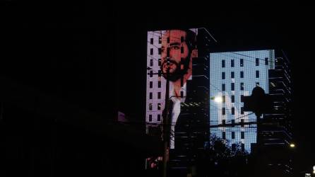 Fotografía de un edificio con la imagen del actual presidente y ganador de la reelección en El Salvador, Nayib Bukele, hoy en San Salvador (El Salvador).