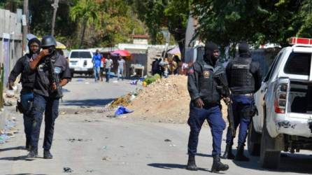 Elementos de policía haitiana se desplazan por la capital Puerto Príncipe en busca de reos fugados. Foto: EFE