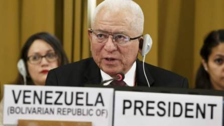 El representante de Venezuela, Jorge Valero, Presidente de la Conferencia de Desarme, interviene durante la Conferencia de Desarme que se celebra este martes en la sede europea de las Naciones Unidas (UNOG) en Ginebra, Suiza. EFE